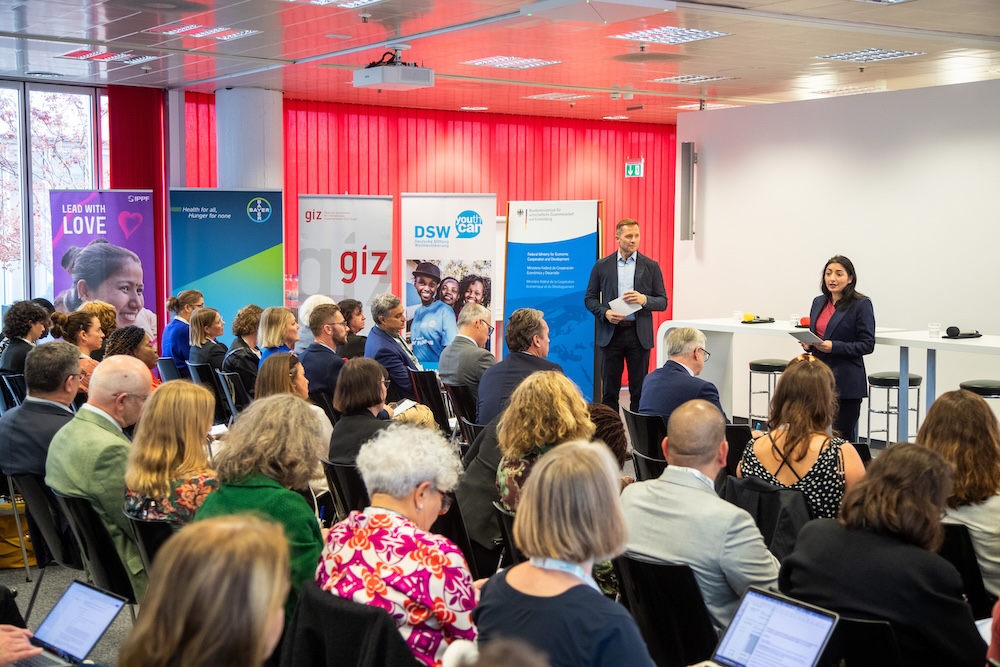 Christoffer Brick moderiert einen Workshop mit Bundesministerin Reem Alabali-Radovan