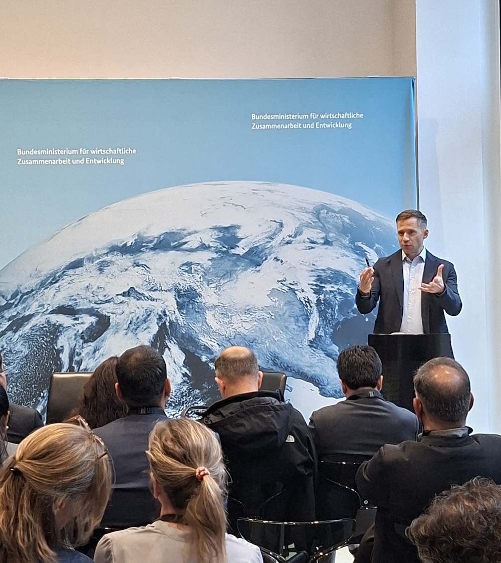 Christoffer Brick moderiert einen Branchendialog zu Klimatechnologien in Indien